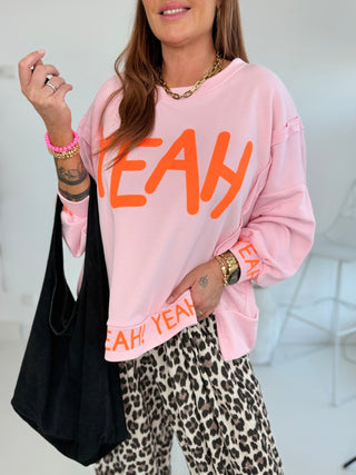 Sweater in Rosa mit 'Yeah' Print in Neonorange vorne in Einheitsgröße für Damen - Levelone GmbH & Co. KG