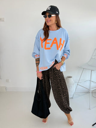 Sweater in Hellblau mit 'Yeah' Print in Neonorange vorne in Einheitsgröße für Damen - Levelone GmbH & Co. KG