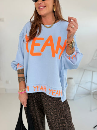 Sweater in Hellblau mit 'Yeah' Print in Neonorange vorne in Einheitsgröße für Damen - Levelone GmbH & Co. KG