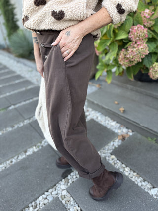 Jeanshose in Braun mit Zierknöpfe fürDamen in Einheitsgrößen 36-42 - Levelone GmbH & Co. KG