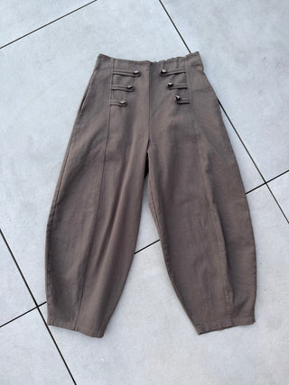 Jeanshose in Braun mit Zierknöpfe fürDamen in Einheitsgrößen 36-42 - Levelone GmbH & Co. KG