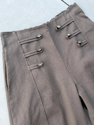 Jeanshose in Braun mit Zierknöpfe fürDamen in Einheitsgrößen 36-42 - Levelone GmbH & Co. KG
