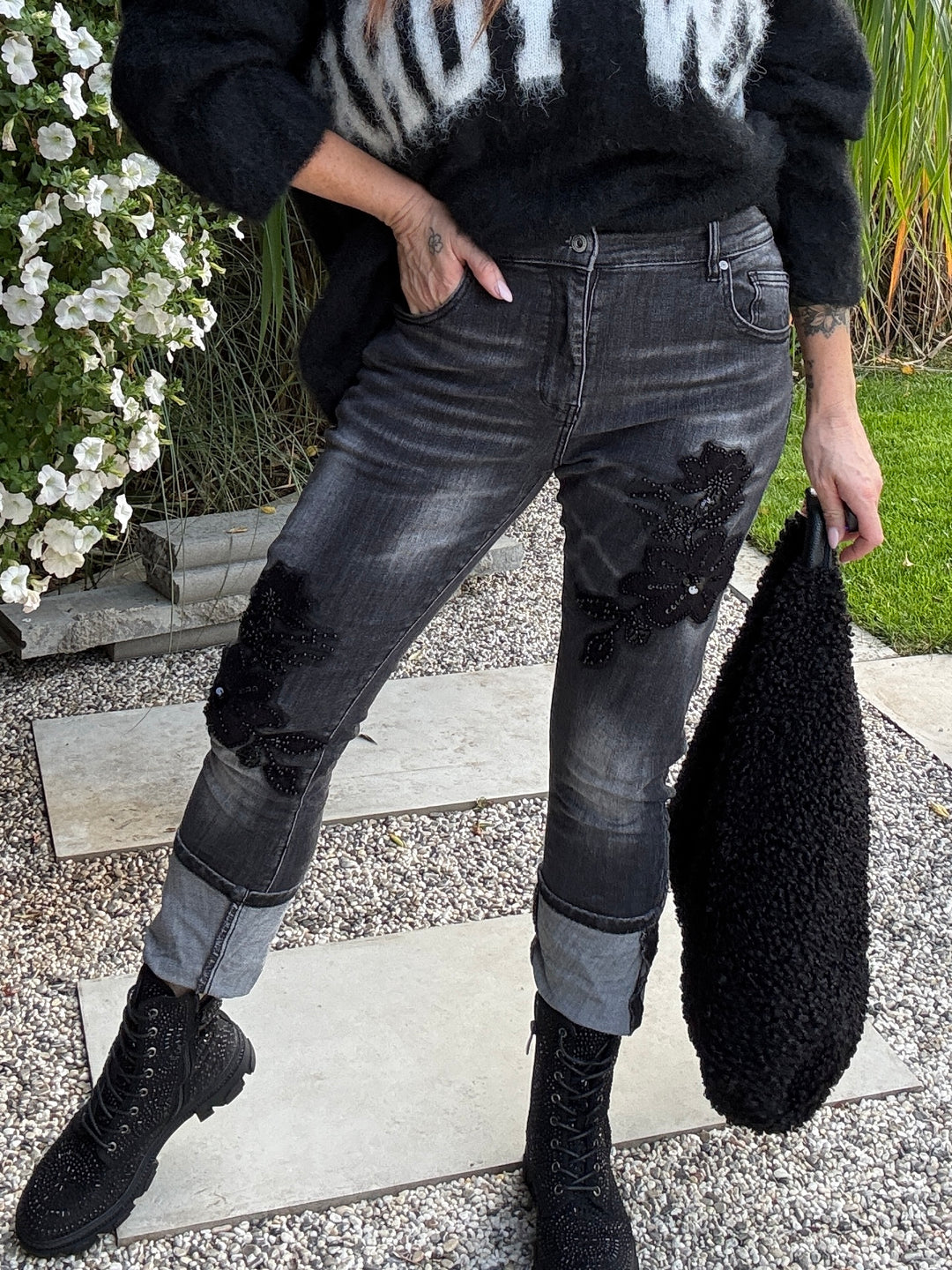 Jeanshose in Schwarz, Used Waschung, mit Blumen Applikation mit Perlenbesatz in Größen S-XL - Levelone GmbH & Co. KG