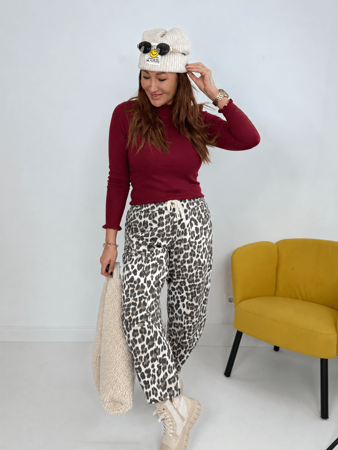 Feinstrickpullover in Bordeaux für Damen mit Rüschen Stehkragen und Ärmelenden  - Levelone GmbH & Co. KG