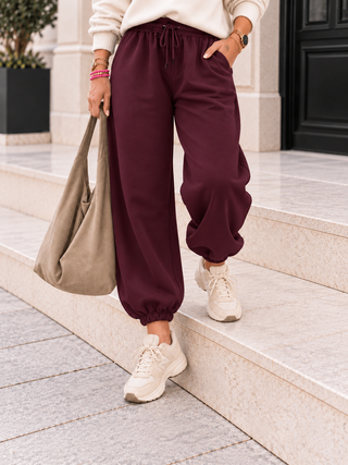 Joggerhose in Bordeaux mit Bündchen am Saum für Damen. In Einheitsgröße 36-42 - Levelone GmbH & Co. KG
