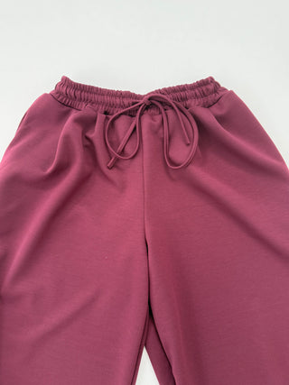 Joggerhose in Bordeaux mit Bündchen am Saum für Damen. In Einheitsgröße 36-42 - Levelone GmbH & Co. KG