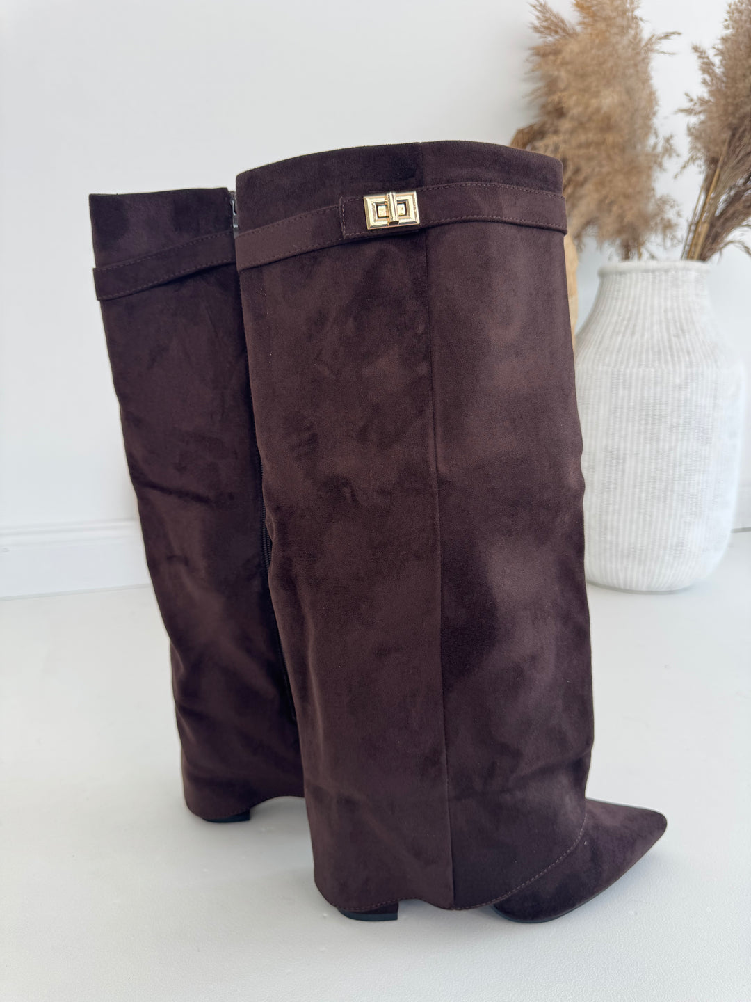 Stiefel in Braun mit goldenem Detail für Damen in Größen 36-41 - Levelone GmbH & Co. KG