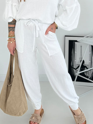 Zweiteiler in Weiss bestehend aus Sweater und Jogpant