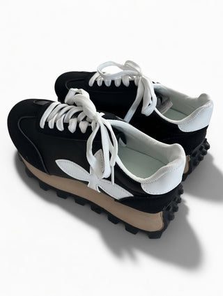 Sneaker in Schwarz