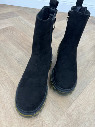 Boots Schwarz 2310219